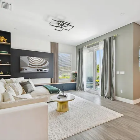 Top Floor Luxury - Views - 5 Min To Downtown